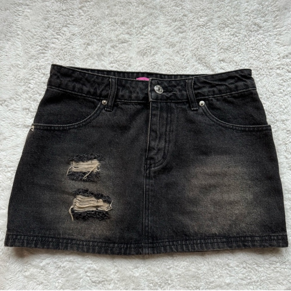 Edikted Distressed Denim Mini Skirt
NEVER WORN